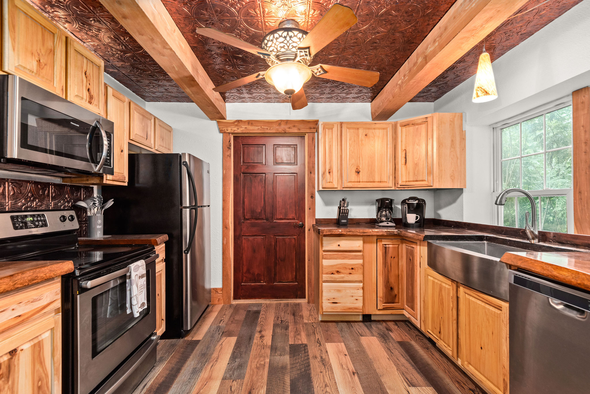 breathtaking-center-hill-lake-view-chalet!-hot-tub!/