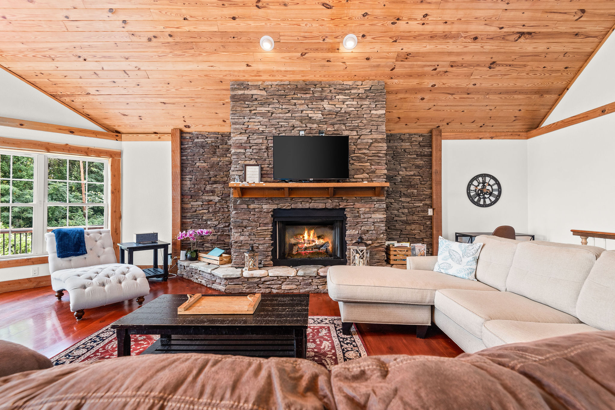 breathtaking-center-hill-lake-view-chalet!-hot-tub!/