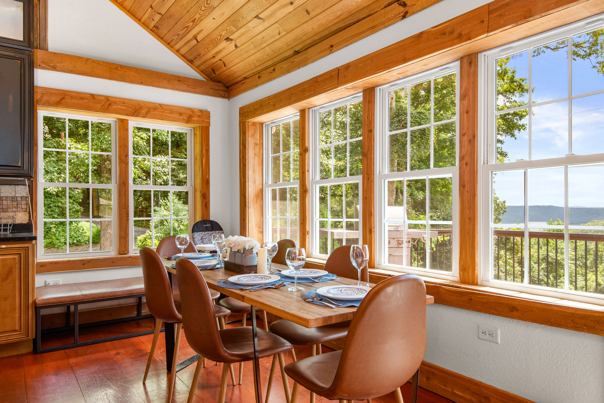 breathtaking-center-hill-lake-view-chalet!-hot-tub!/