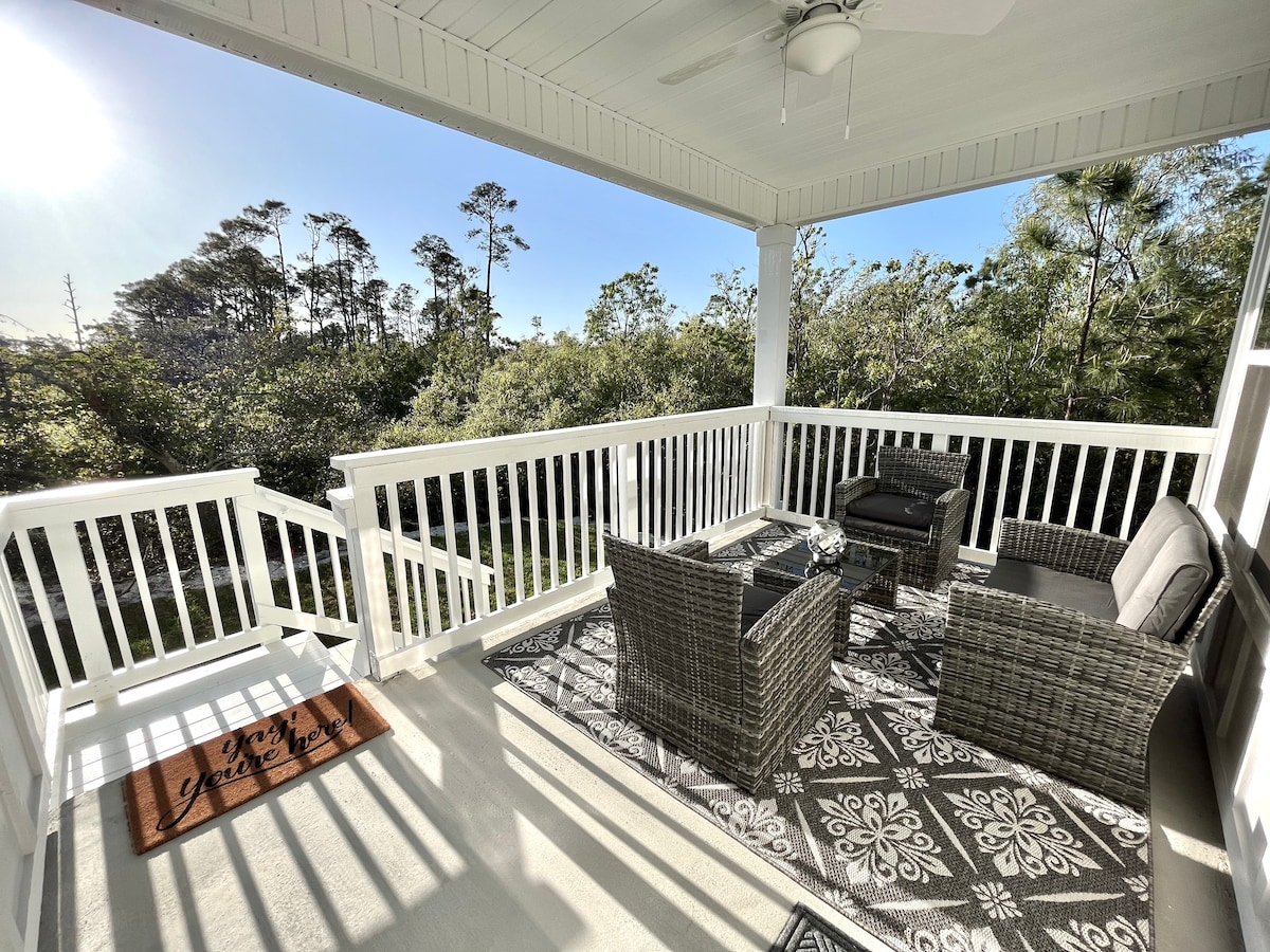 Feel the Florida breeze while relaxing on the well equipped back porch deck!! Perdido Retreat - Modern Luxury near Beaches!