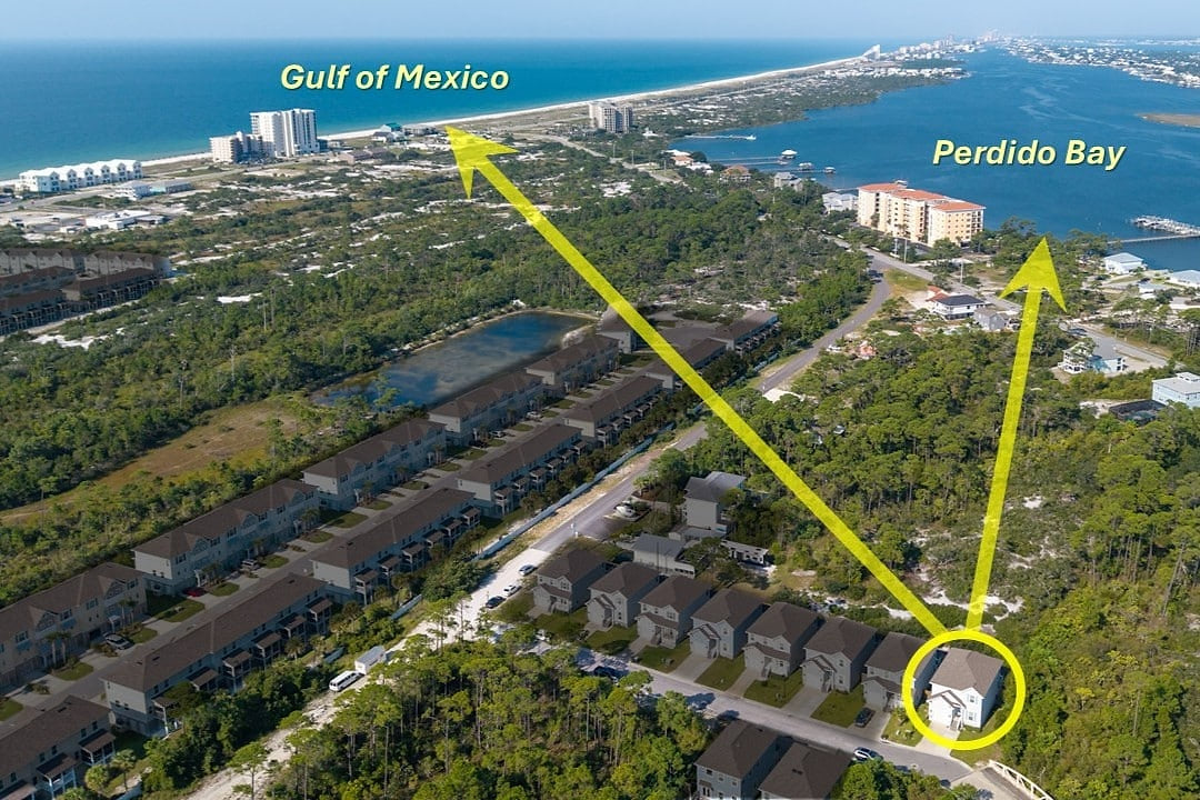 Walk to Gulf beaches & Perdido Bay from this coastal retreat