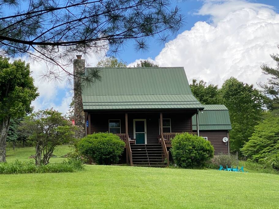 Large lawn for playing with kids or pups