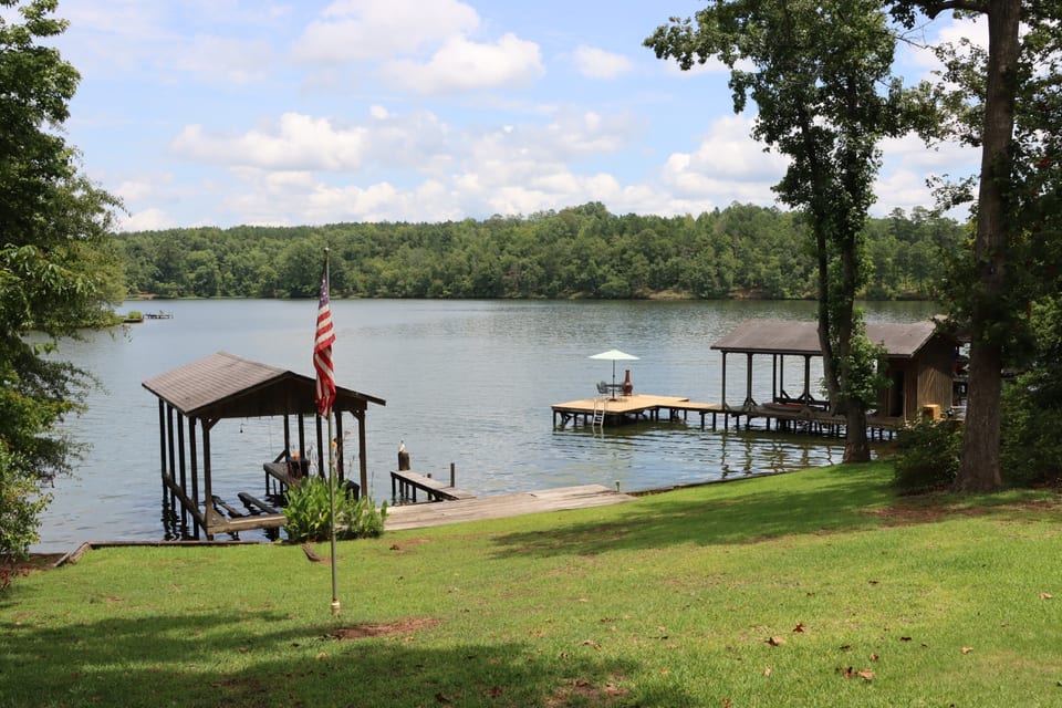 Beautiful view of Lake Sinclair and the two docks from the porch!  Both docks are available for use.