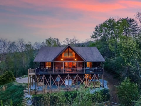 Cozy Retreat-Stunning Views, Pool Table+Hot Tub