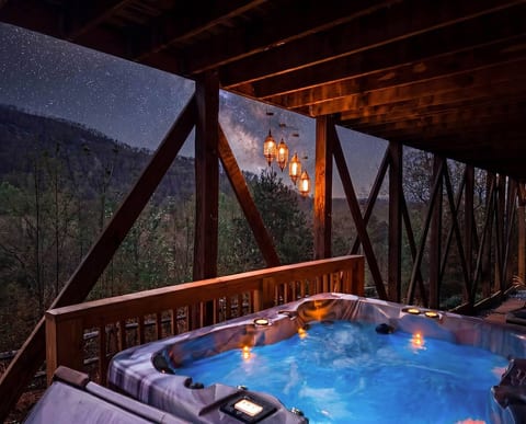 Beautiful 7 person hot tub. Refilled for every guest!
