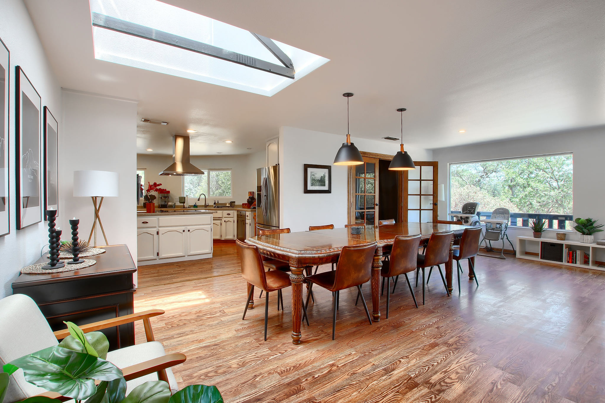 Open Concept Kitchen to Dining Room!
