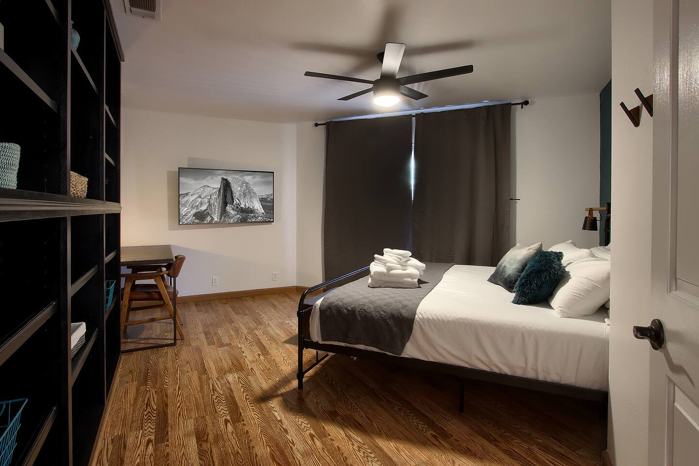 Bookshelf Room | King bed | Work Desk