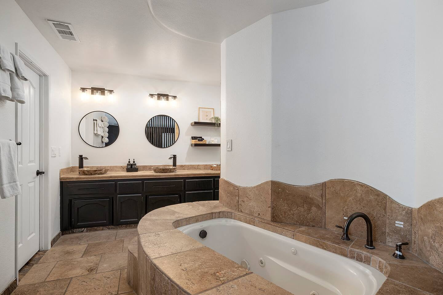 Master Jacuzzi | Double Vanity