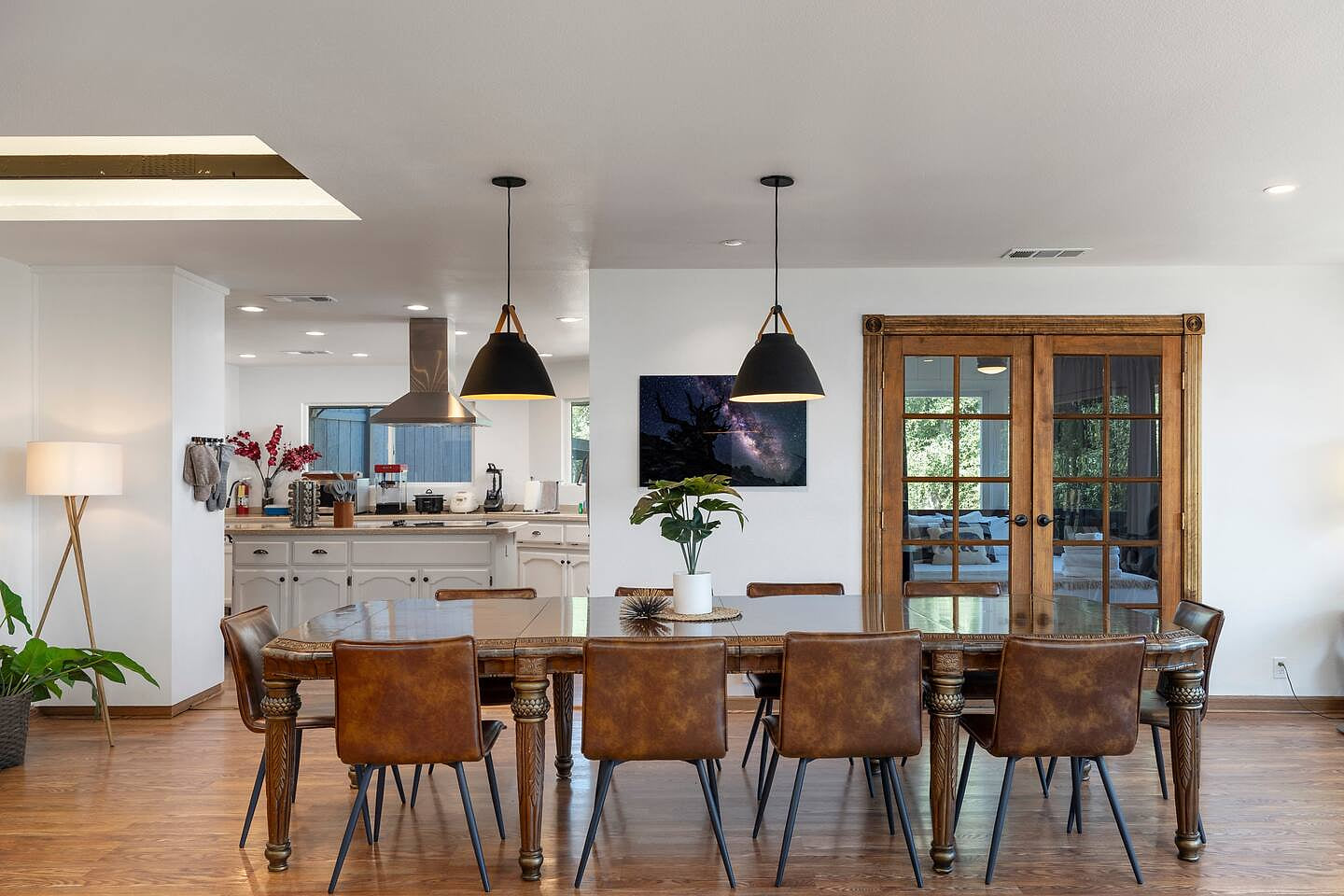 Open Concept Kitchen to Dining Room!