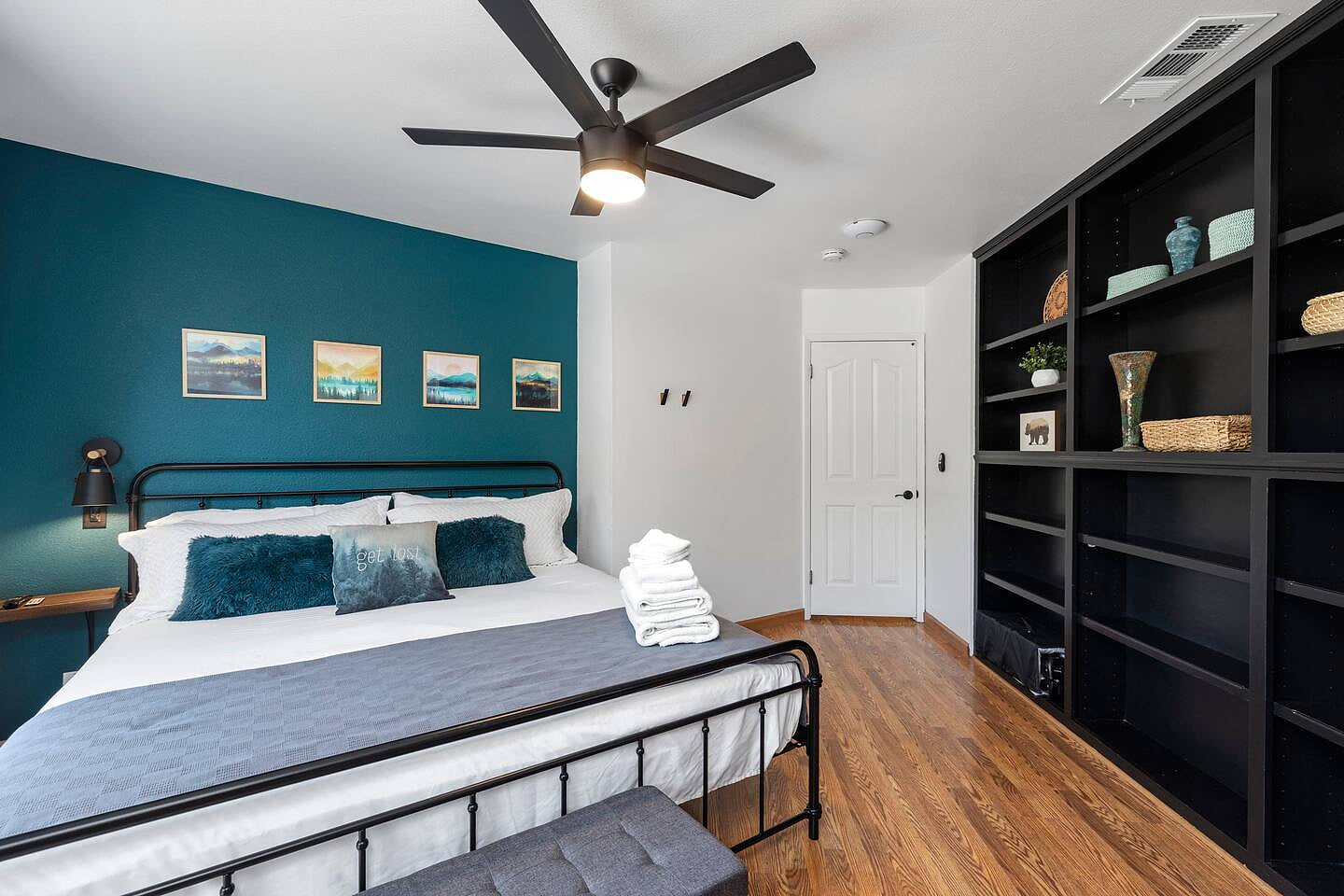 Bookshelf Room | King bed | Walk out to enjoy the outdoors!  