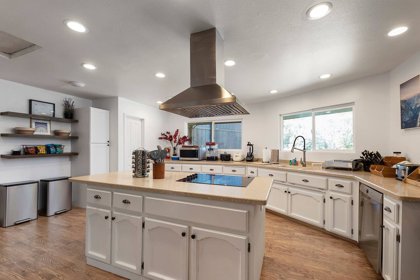 Large Kitchen | Gather around the island!