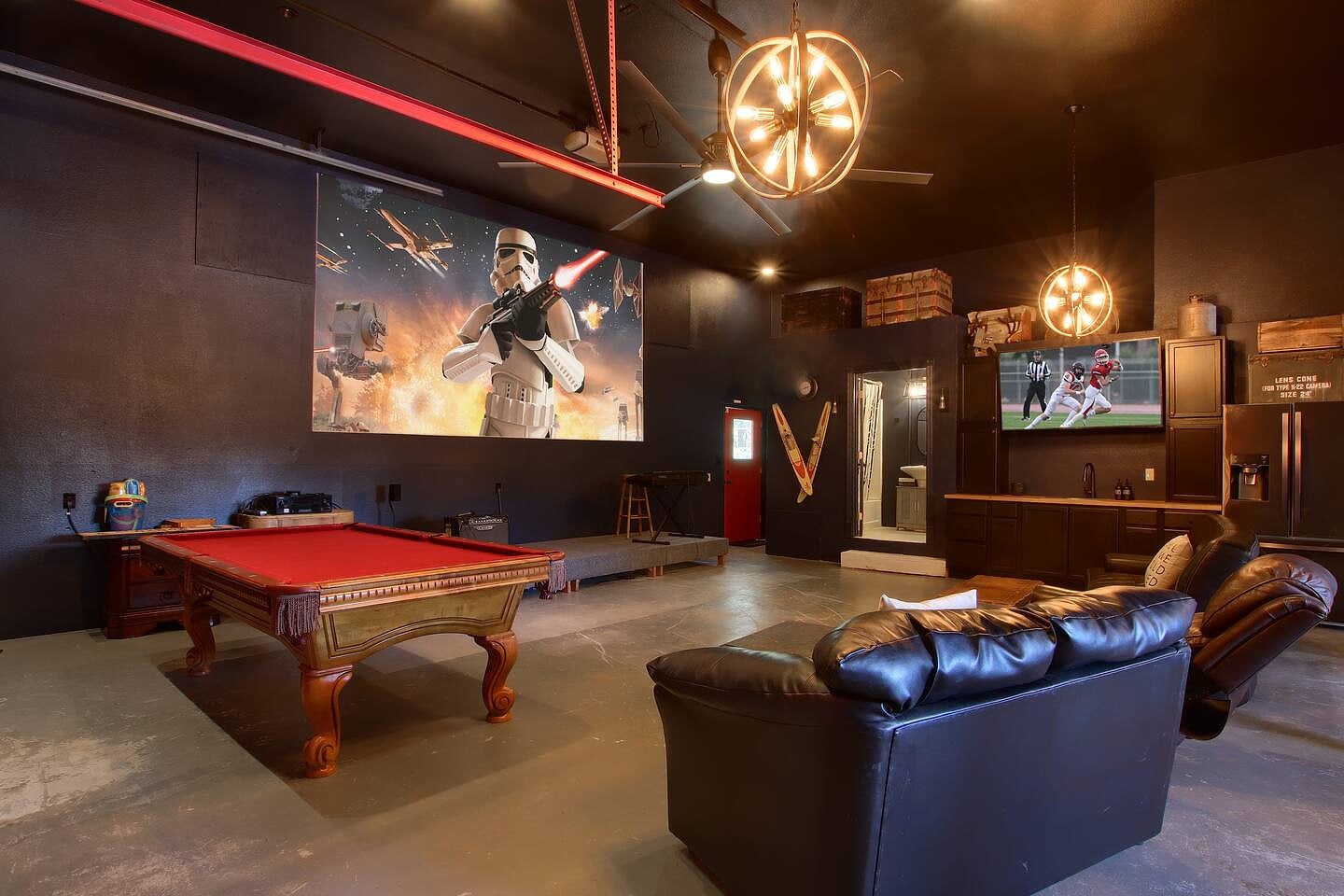 Family Fun Game Room | Bar | Full Refrigerator with Two Ice Makers | Full Bathroom | Pool Table BOM sleeps 22 | GameRM | Badger Pass | karaoke!