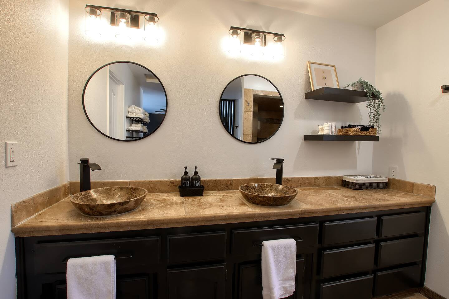 Double Vanity Sink in Master Suite
