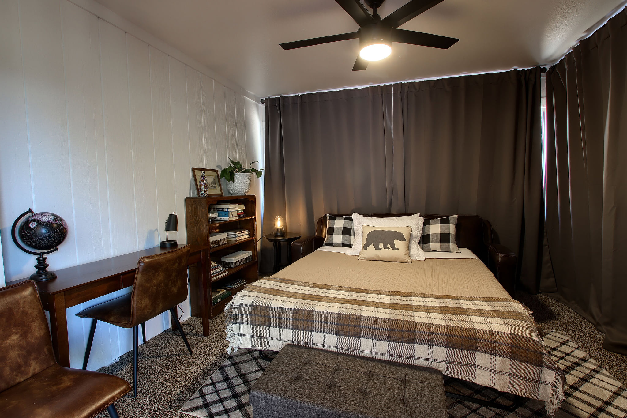 Viewing Room | King Bed