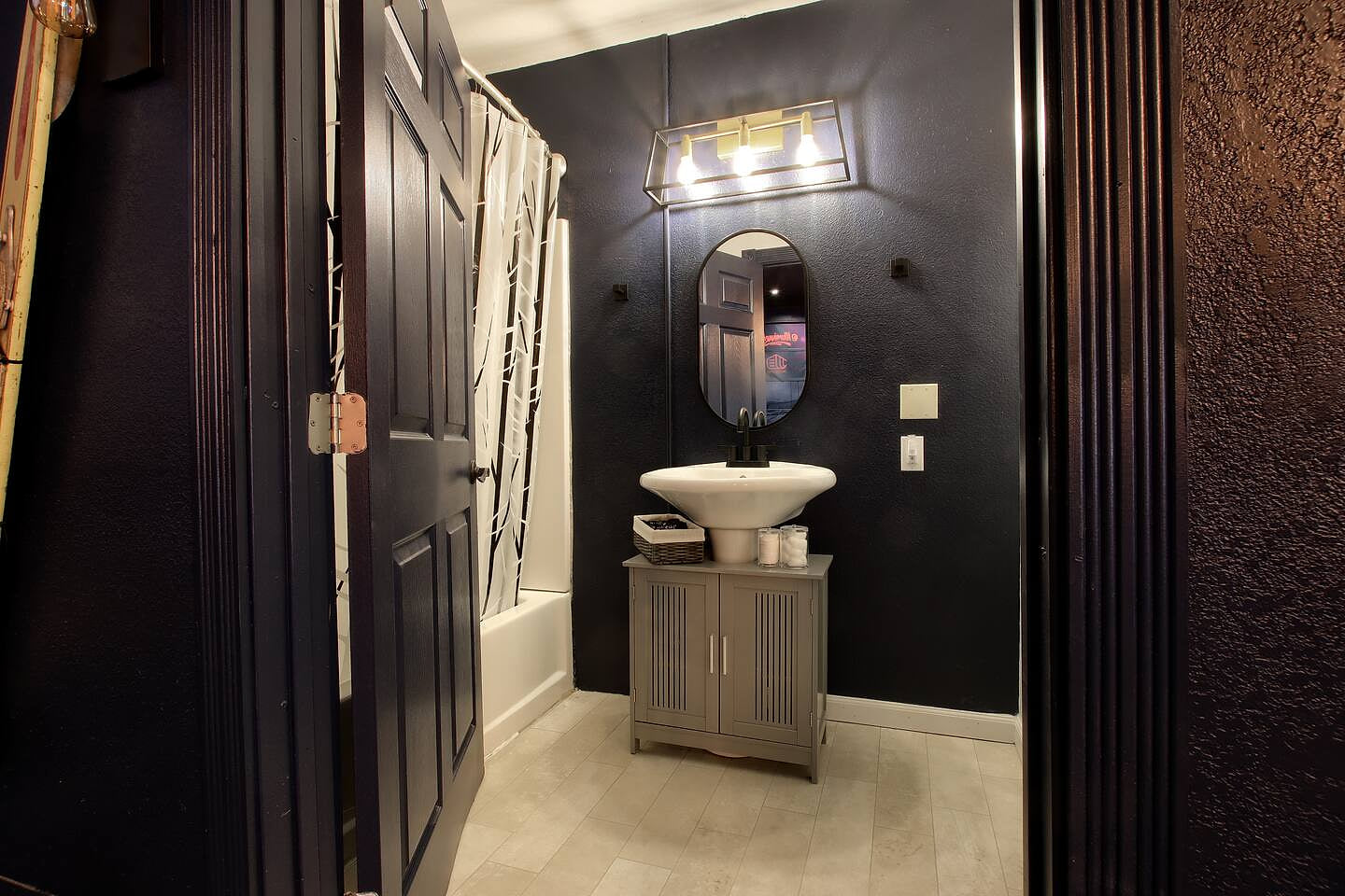 Full bathroom in Game Room!