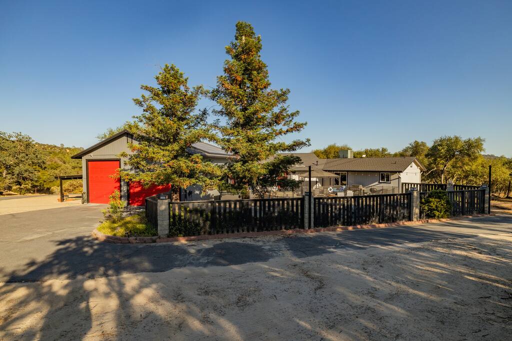 bom-sleeps-22-or-gamerm-or-badger-pass-or-karaoke!/