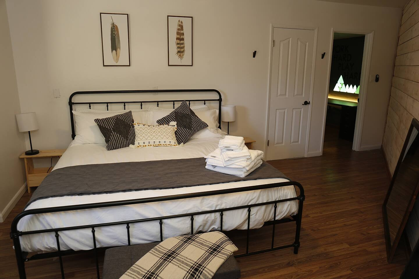 Wood Room | King bed | Spacious living