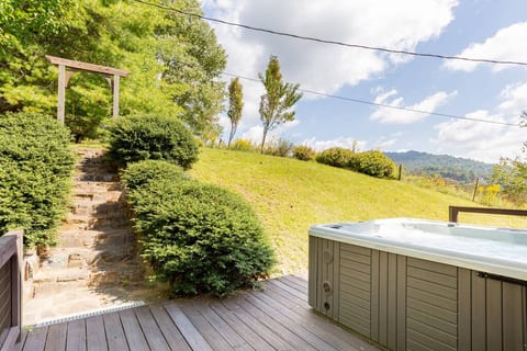 Family cottage 1/2 hr to Asheville, Hot Tub&Views!