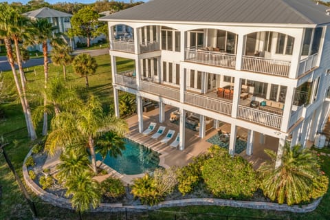 Welcome to the Mandalay Manor! Let this lavish retreat be the perfect base for your next vacation on the shores of the Gulf of Mexico.