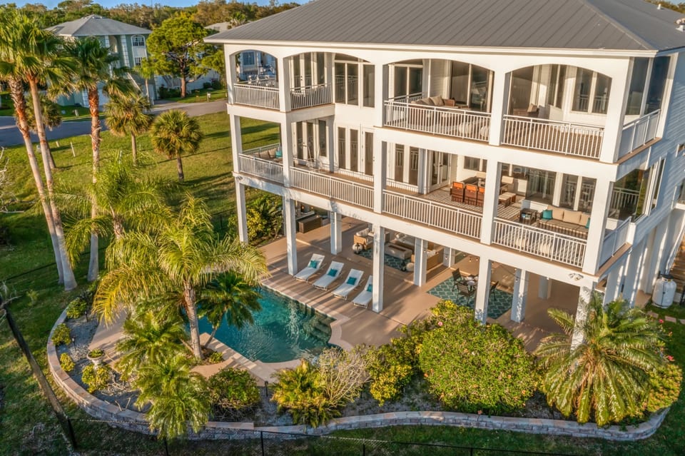 Welcome to the Mandalay Manor! Let this lavish retreat be the perfect base for your next vacation on the shores of the Gulf of Mexico.