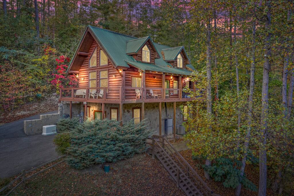 Enjoy the cabin at night and hear the sounds of the mountains!