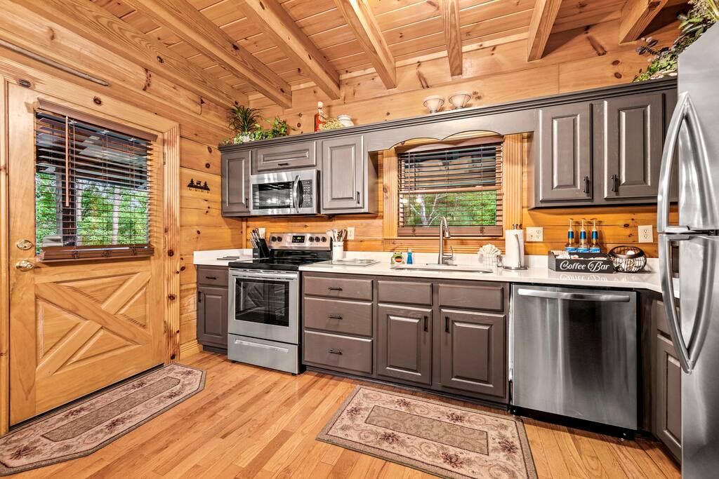 Brand new and updated kitchen!  Quartz countertops, stainless steel appliances and a full coffee bar!