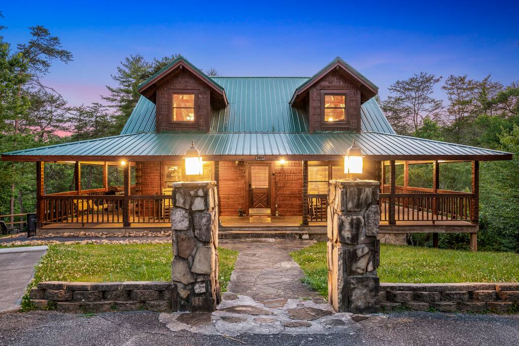 Welcome to Piney Hop, a custom log cabin in the heart of the Smokies!