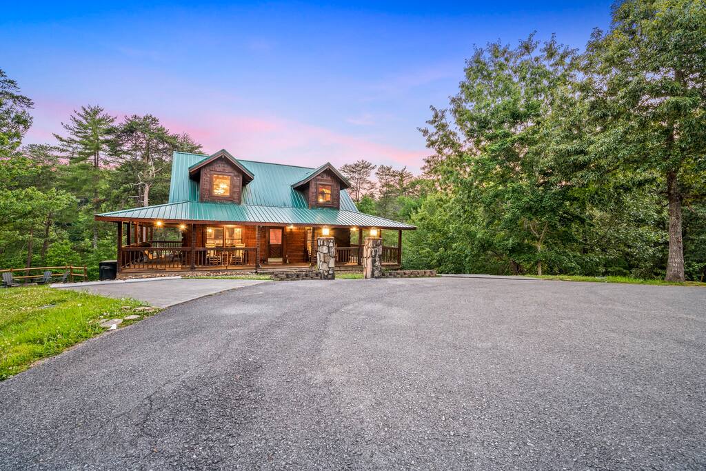 Easy roads directly to our cabin!  No crazy mountains to climb and any vehicle and reach Piney Hop.