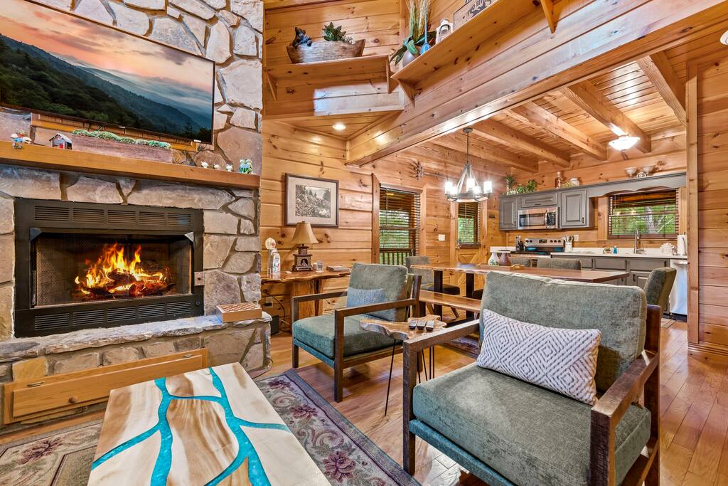 Feel right at home!  Updated furnishings make this cabin a chic experience to share.