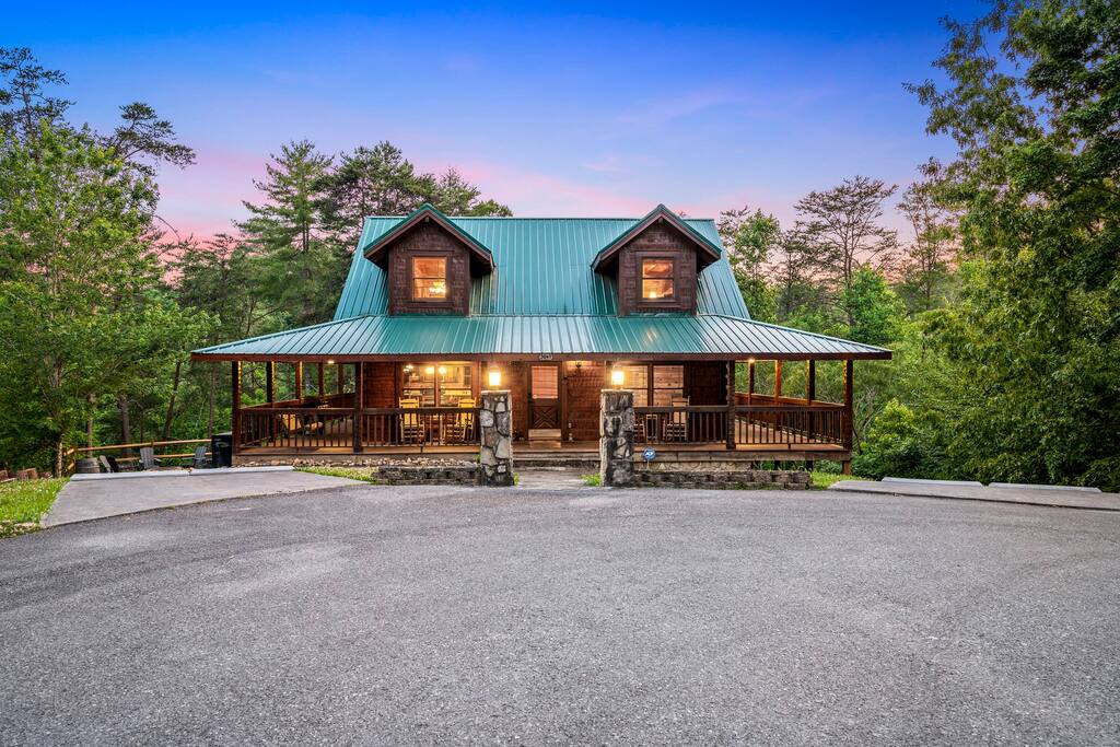 Easy roads directly to our cabin!  No crazy mountains to climb and any vehicle and reach Piney Hop.