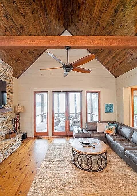 Amber Skies Breathtaking, Family Owned Lake-Front Home