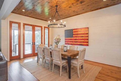 Amber Skies Breathtaking, Family Owned Lake-Front Home