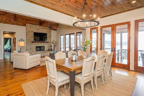 Amber Skies Breathtaking, Family Owned Lake-Front Home