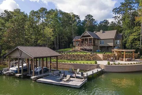 Amber Skies Breathtaking, Family Owned Lake-Front Home