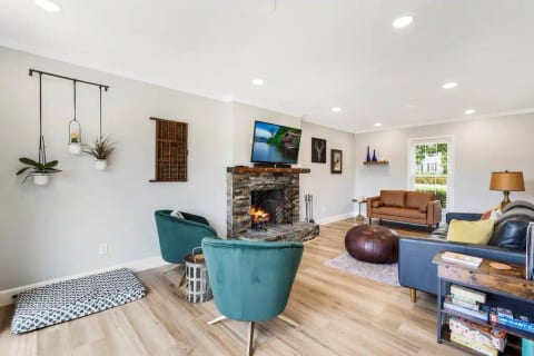 Waterfront Wonder:Lake Views, Quiet, Central, Pets