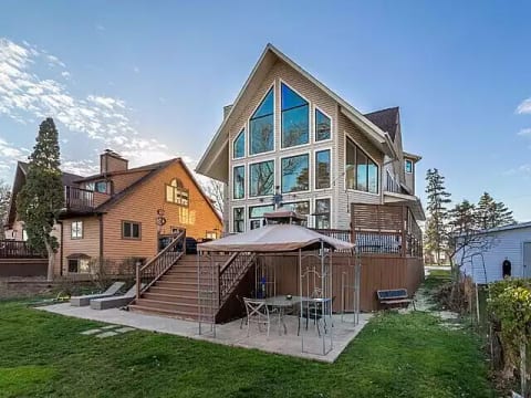 Stunning Lake house on peaceful Sta