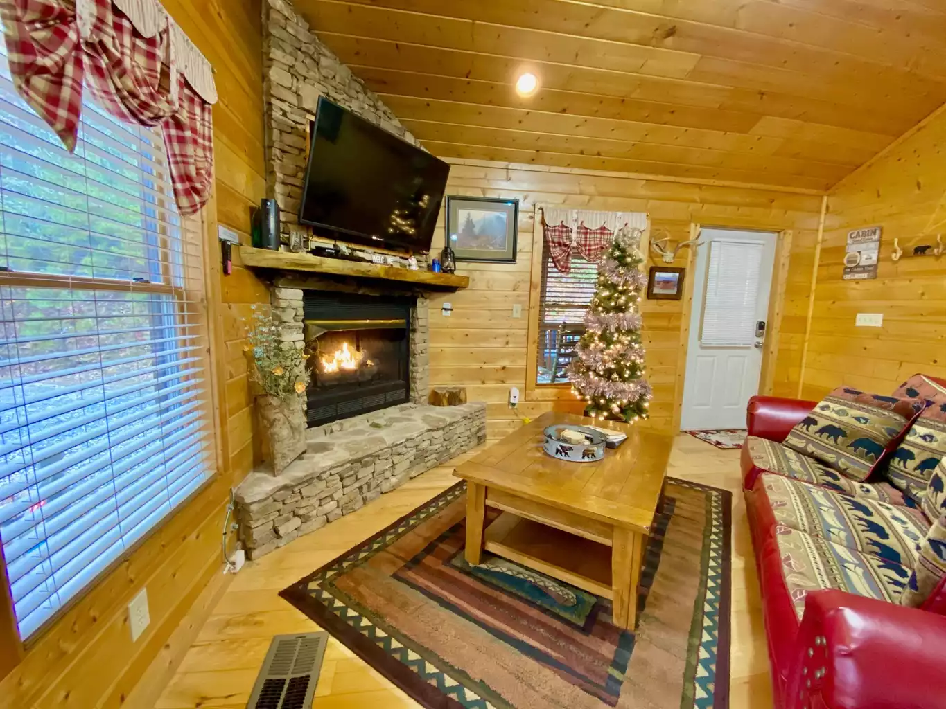 Living room with fireplace and large screen TV - decorated for holidays Living room with fireplace and large screen TV - decorated for holidays - Mountain Air 1BR - Sevierville