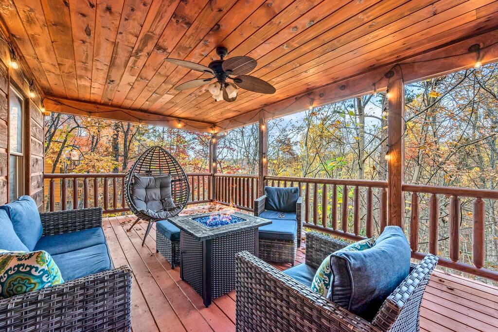 Peaceful Large Covered Deck with Propane Firepit, Great for a Relaxing Night in. Peaceful Large Covered Deck with Propane Firepit, Great for a Relaxing Night in. - Prime Location 2x King Beds PoolTable Shuffleboard - Sevierville
