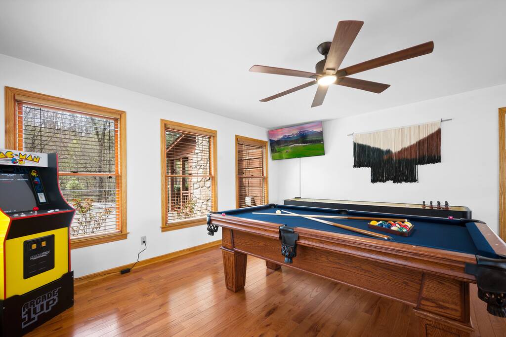Game Room with Pool Table, Shuffleboard table, and a Multicade with PAC-MAN. Game Room with Pool Table, Shuffleboard table, and a Multicade with PAC-MAN. - Prime Location 2x King Beds PoolTable Shuffleboard - Sevierville