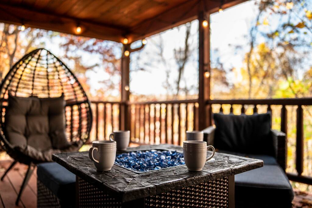 Peaceful Large Covered Deck with Propane Firepit, Great for a Relaxing Night in. Peaceful Large Covered Deck with Propane Firepit, Great for a Relaxing Night in. - Prime Location 2x King Beds PoolTable Shuffleboard - Sevierville