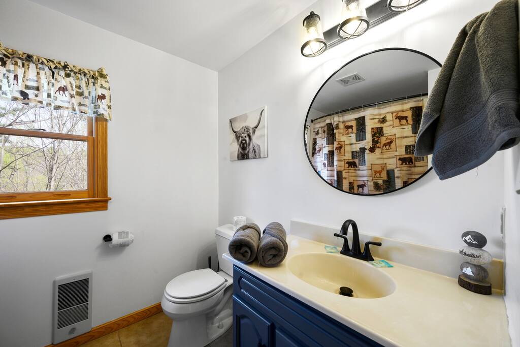 King Ensuite #2 Bathroom with a Tub/Shower Combo. King Ensuite #2 Bathroom with a Tub/Shower Combo. - Prime Location 2x King Beds PoolTable Shuffleboard - Sevierville