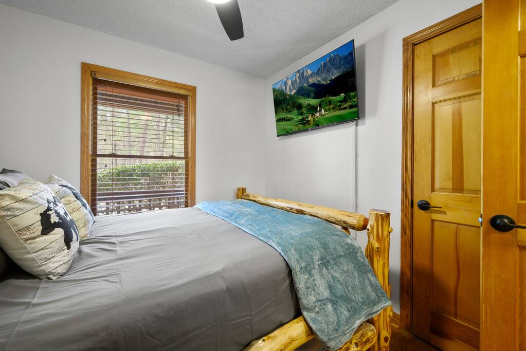 Queen Bedroom #4 with Beautiful Log Furniture and a 50" Roku 4k TV. Queen Bedroom #4 with Beautiful Log Furniture and a 50" Roku 4k TV. - Prime Location 2x King Beds PoolTable Shuffleboard - Sevierville