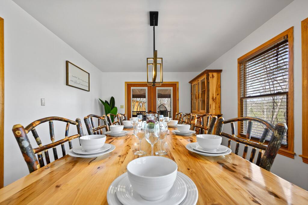 Dining Room with Seating for 10 and Hutch with Board Games. Dining Room with Seating for 10 and Hutch with Board Games. - Prime Location 2x King Beds PoolTable Shuffleboard - Sevierville