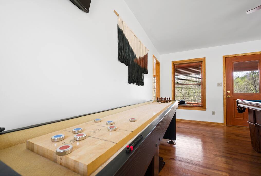 Shuffleboard Table in Game Room, let the Competition Begin! Shuffleboard Table in Game Room, let the Competition Begin! - Prime Location 2x King Beds PoolTable Shuffleboard - Sevierville