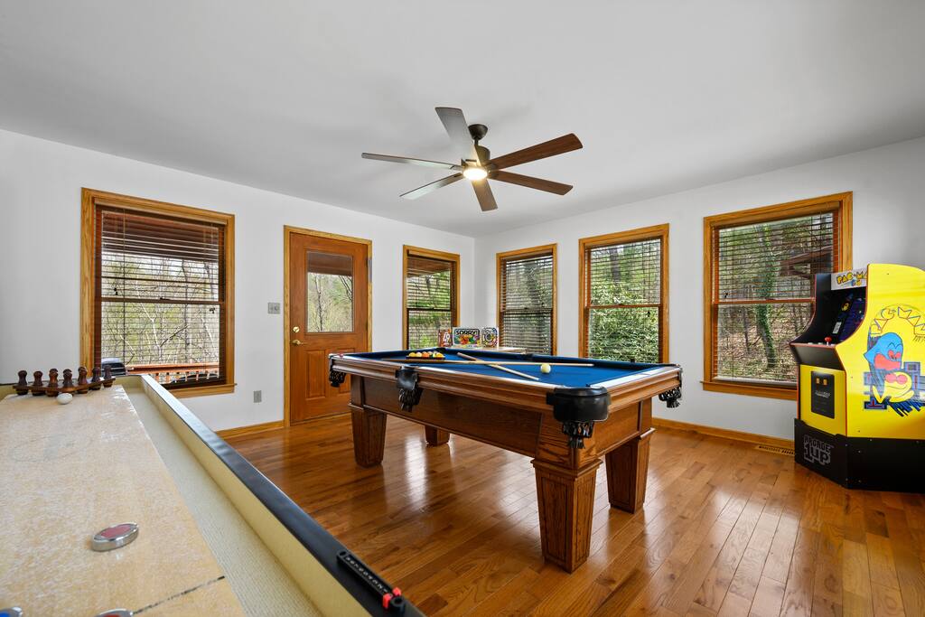 Game Room with a Pool table, shuffleboard table, PAC-MAN, Board Games, and a 55" TV, Play Some Pool and Enjoy the Game. Game Room with a Pool table, shuffleboard table, PAC-MAN, Board Games, and a 55" TV, Play Some Pool and Enjoy the Game. - Prime Location 2x King Beds PoolTable Shuffleboard - Sevierville