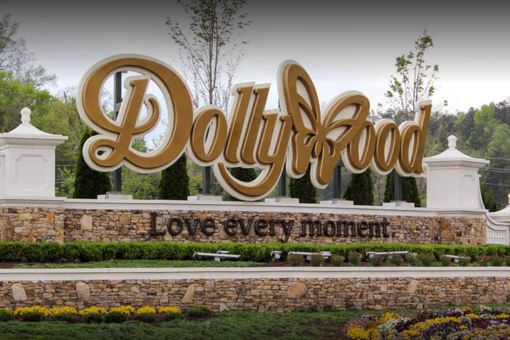 7 Miles from Dolly Wood and Splash Country 7 Miles from Dolly Wood and Splash Country - Prime Location 2x King Beds PoolTable Shuffleboard - Sevierville