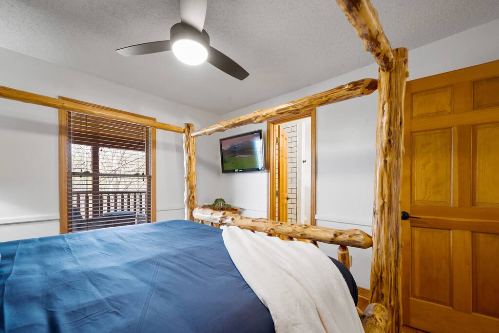 King Ensuite #1 with Beatiful Log Furniture and Flat Screen TV. King Ensuite #1 with Beatiful Log Furniture and Flat Screen TV. - Prime Location 2x King Beds PoolTable Shuffleboard - Sevierville