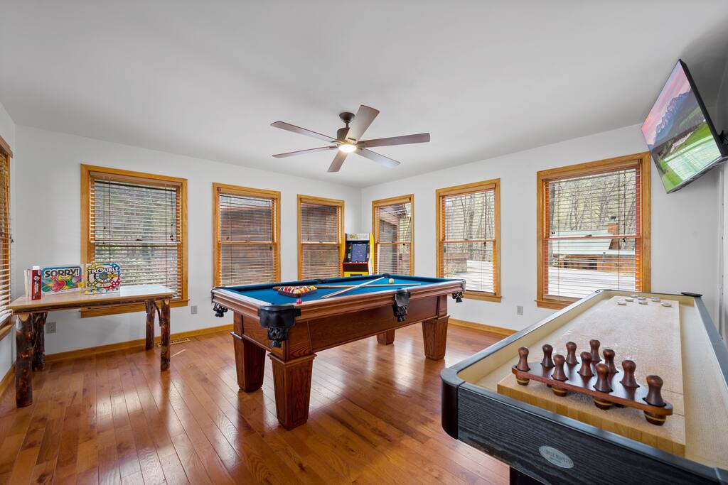 Game Room with a Pool table, shuffleboard table, PAC-MAN, Board Games, and a 55" TV, Play Some Pool and Enjoy the Game. Game Room with a Pool table, shuffleboard table, PAC-MAN, Board Games, and a 55" TV, Play Some Pool and Enjoy the Game. - Prime Location 2x King Beds PoolTable Shuffleboard - Sevierville