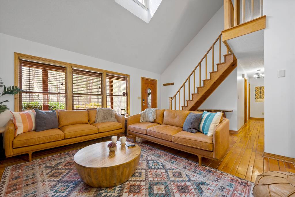Living Room, Entry Way, and Staircase to Extra Large Master King Bedroom Ensuite. Living Room, Entry Way, and Staircase to Extra Large Master King Bedroom Ensuite. - Prime Location 2x King Beds PoolTable Shuffleboard - Sevierville