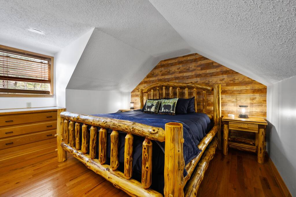 King Ensuite #2 with Beautiful Log Furniture and Flat Screen TV. King Ensuite #2 with Beautiful Log Furniture and Flat Screen TV. - Prime Location 2x King Beds PoolTable Shuffleboard - Sevierville